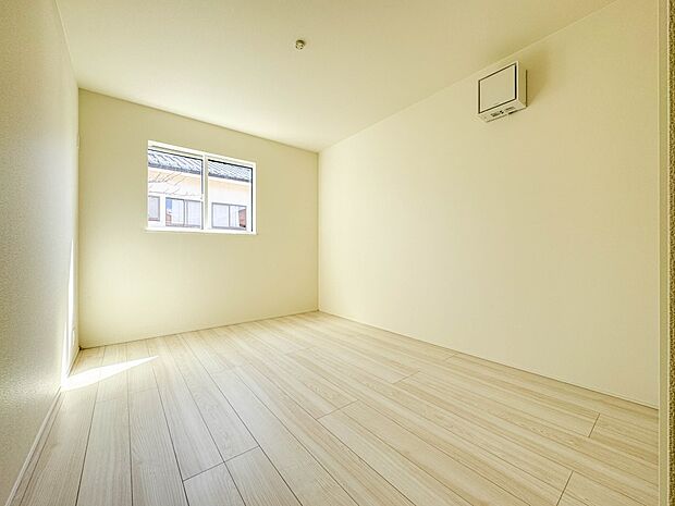 【洋室6帖】柔らかな陽光とフローリングの色味が調和した快適な空間。