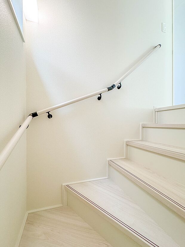 【手すり付階段】手すりがないと階段の昇り降りで危険なことはもちろん、壁に手をつきながら歩くことで壁紙が汚れやすくなります。すべての方に快適に昇り降りしていただくため、手すりを設置しました。