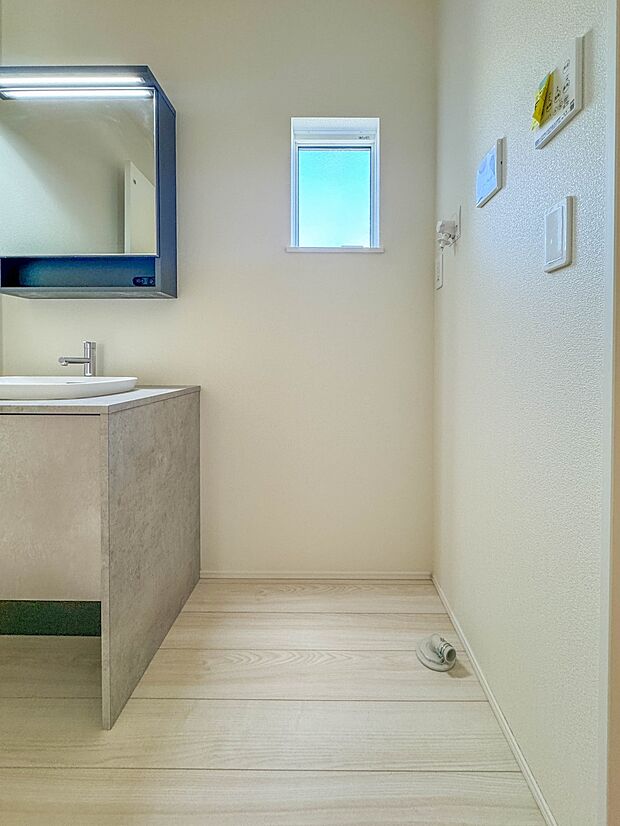 【ランドリースペース】毎日使う洗濯機。しっかりと奥行きのある置き場が確保されています。