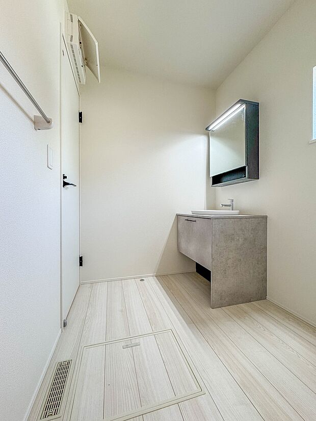 【脱衣所】脱衣所、洗面所は小さなプライベートスペース。歯磨き、洗顔と毎日施す個人空間。