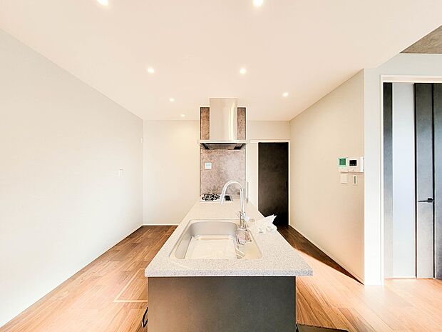 1号棟【キッチン】ナチュラルな自然光の中での調理。お洒落な食器類を余裕で収納できるスペース。動きやすい女性目線のキッチン動線。これからはお料理をつくる時間が劇的に変わります。