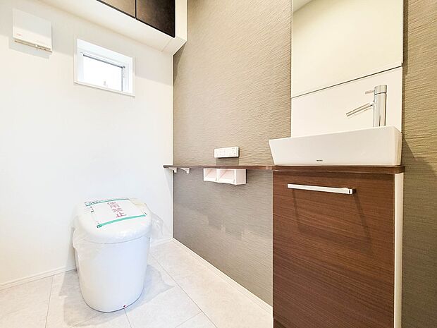 1号棟【トイレ】トイレ・ウォシュレット付。快適で衛生的な洗浄機能付温水シャワートイレです。