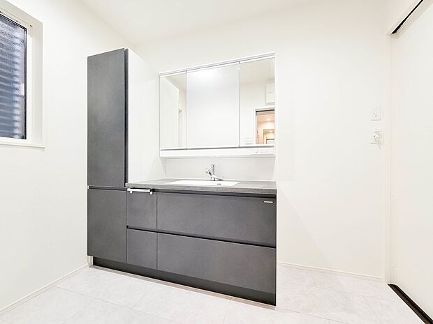 1号棟【洗面台】 十分な大きさの洗面台は、身だしなみチェックや歯磨きなど、朝の慌ただしい時間でもホテルライクなスペースで余裕とゆとりを感じて頂けます。