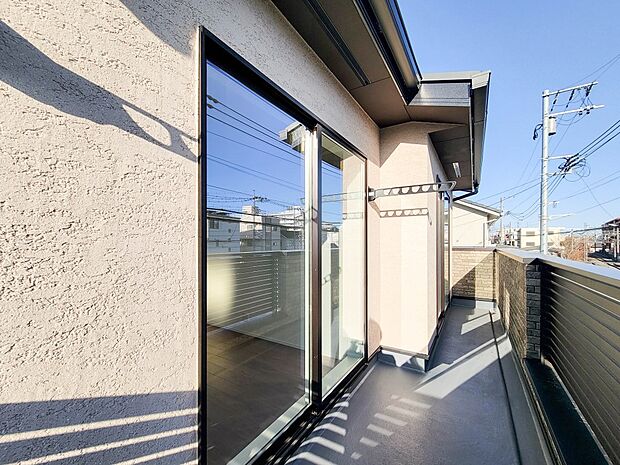 1号棟【バルコニー】 バルコニーから差し込む陽光・通風は、住環境・快適性と共に有り続ける貴重な「財産」です。