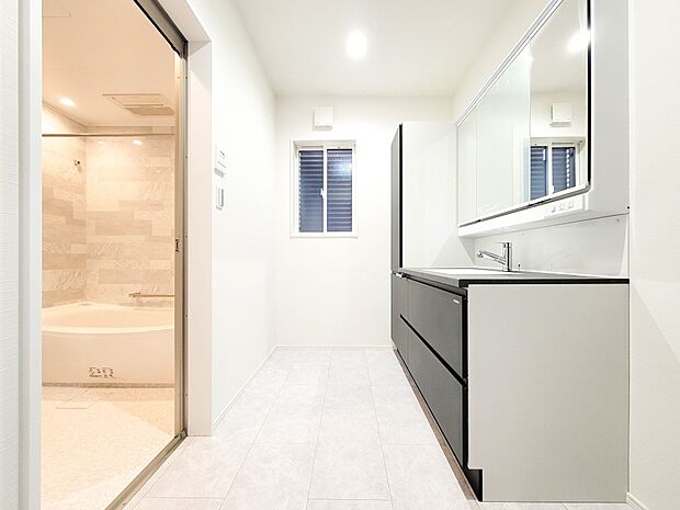 ランドリースペースは広さもたっぷり。タオルなどをしまえるスペースもあります。