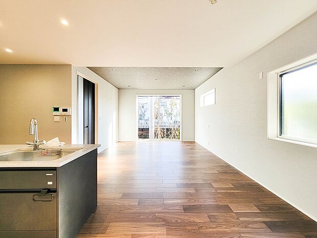 1号棟【LDK】流行に左右されず、将来にわたって価値が継続する「上質」な佇まい。