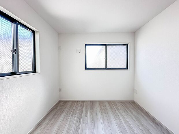 【子供部屋】お子様のお部屋にぴったりなクロークを備えたフローリング仕様の洋室です。