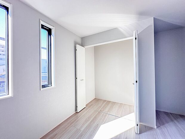 【WIC(ウォークインクローゼット)】何より、中に入れば全ての服が見てわかるので選択しやすいんです。朝の忙しいときなど便利だな~と思いますよ。一つのスペースで済むって所がいいんですよね。