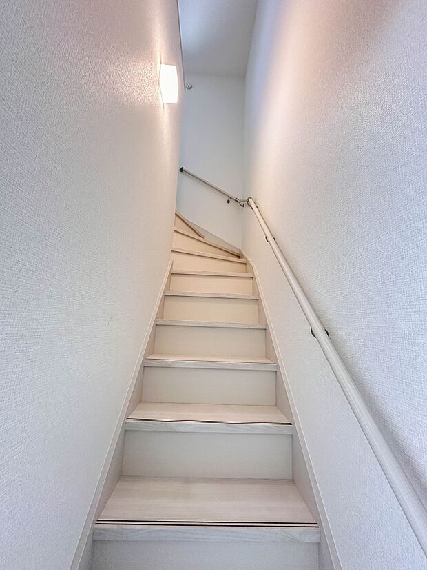 【手すり付き階段】手すりがないと階段の昇り降りで危険なことはもちろん、壁に手をつきながら歩くことで壁紙が汚れやすくなります。すべての方に快適に昇り降りしていただくため、手すりを設置しました。…