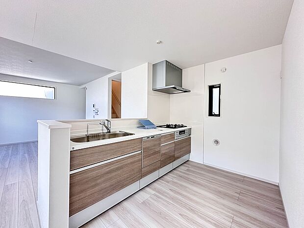 【ダイニングキッチン】 リビングにいるお子様と会話をしながら家事ができるカウンターキッチン。いま手があいているか、忙しそうなのか相手の様子を伺いながらコミュニケーションをとる訓練にもなります…