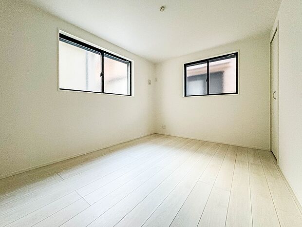 【納戸6.13帖】 快適に過ごす条件は、一人ひとり違います。だからこそ飾り過ぎないシンプルな内装と偏り過ぎないデザインで統一しました。暮らしの中でオーナー様だけの【マイホーム】に創り上げて…