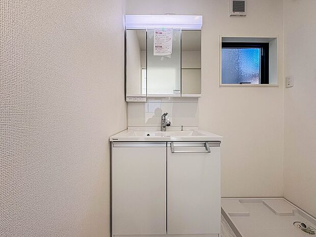 【三面鏡洗面化粧台】 ミラーを手前に引けば、楽な姿勢で髭剃りやメイクができます。合わせ鏡にすればヘアスタイルのチェックもラクラク。洗面化粧台のミラー裏にはたっぷり入る収納スペースを設けてい…