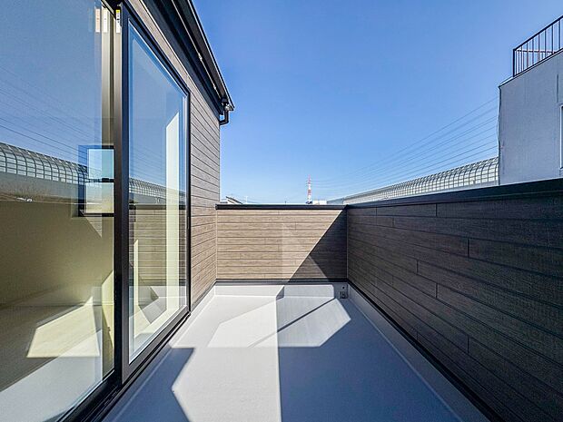 【3階バルコニー】 バルコニーから差し込む陽光・通風は、住環境・快適性と共に有り続ける貴重な「財産」です。