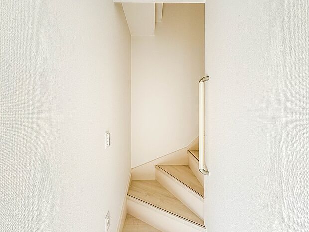 【手すり付階段】手すりがないと階段の昇り降りで危険なことはもちろん、壁に手をつきながら歩くことで壁紙が汚れやすくなります。すべての方に快適に昇り降りしていただくため、手すりを設置しました。