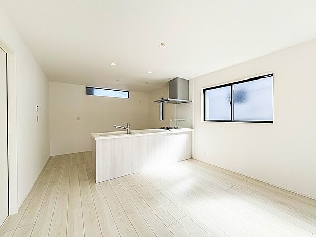 【ダイニングキッチン】料理をしながら、後片付けをしながら二人で会話を楽しみたい空間。