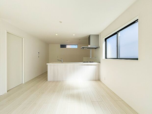 【Dining】ダイニングテーブルを置いても十分な広さが確保されています。