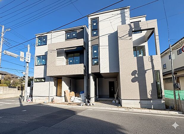 【外観】堂々たる趣ながら、主張し過ぎずどこか余裕を感じさせるシャープなフォルムで佇む邸宅は、晴天の空と照らし合わせる事で、本来あるべき完成形の姿を見せてくれます。