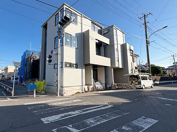 家の前をまっすぐの通りが走っている。人々は毎朝、ウォーキング、ジョギング、犬の散歩など、フリーな朝時間を過ごしている。