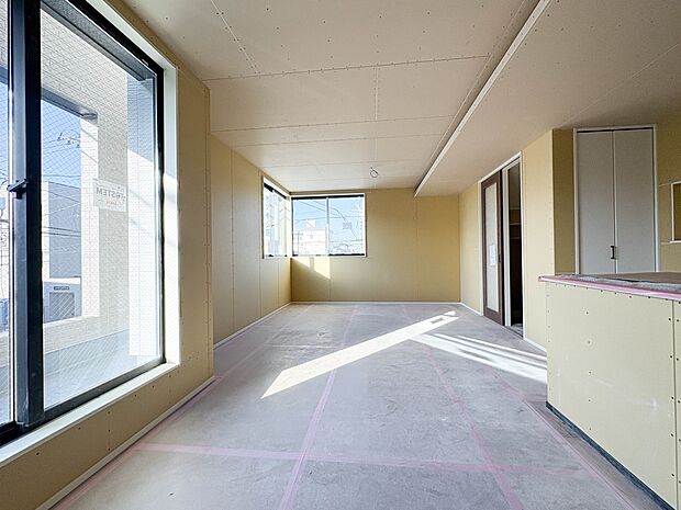 【リビングダイニング】リビングにいるお子様と会話をしながら家事ができるカウンターキッチン。いま手があいているか、忙しそうなのか相手の様子を伺いながらコミュニケーションをとる訓練にもなります。…