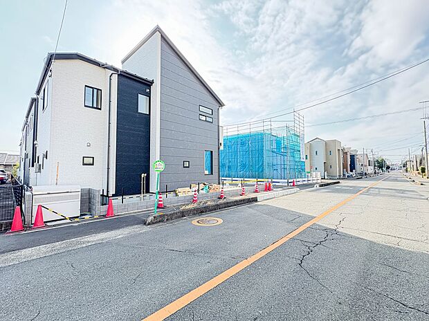 【前面道路】家の前をまっすぐの通りが走っている。クルマは少なく、人々は毎朝、ウォーキング、ジョギング、犬の散歩など、フリーな朝時間を過ごしている。