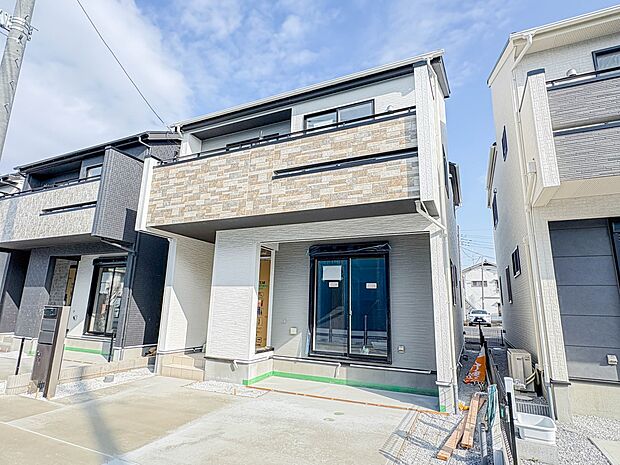 【外観】こちらの物件に少しでもご興味がありましたら、お気軽にお電話下さい。ネット上で「見えない物」「わからない事」でも、実際にご見学いただくことで、手に取るようにおわかりいただけるはずです。…