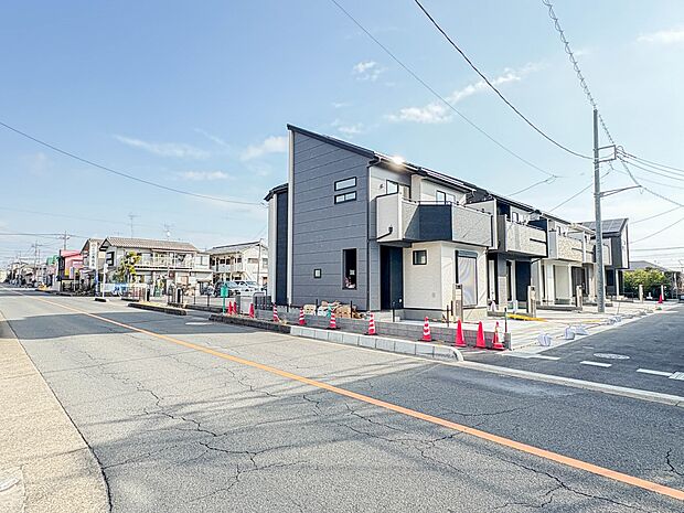 【前面道路】家の前をまっすぐの通りが走っている。クルマは少なく、人々は毎朝、ウォーキング、ジョギング、犬の散歩など、フリーな朝時間を過ごしている。