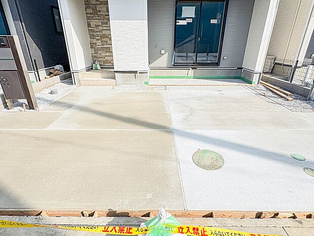 【駐車場】カースペース2台可／駐輪スペース。広々カースペースです。自転車、バイクなども置き場に困りません。