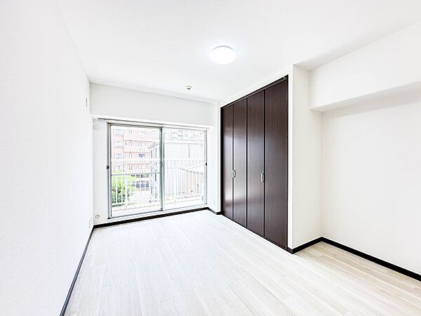 【子供部屋】お子様のお部屋にぴったりなクロークを備えたフローリング仕様の洋室です。