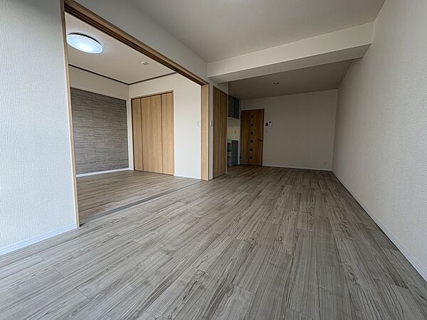 【ダイニング】忙しい朝でも家族揃って食事をしたいゆとりあるダイニングスペース。