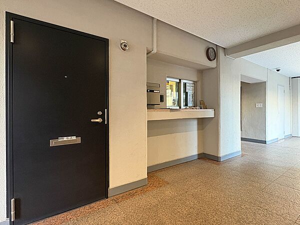 【受付】マンションの管理人室です。入居後、何かあればこちらにご相談ください。