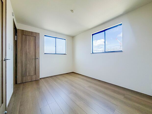 【洋室】お子様のお部屋にぴったりなクロークを備えたフローリング仕様の洋室です。