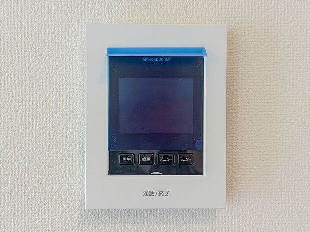 【TVモニター付インターホン】来訪者の様子を室内TVモニターでチェック。対応したくないセールスを断りやすく、子どもに留守番をさせるときも安心。不在時の来訪者を録画でき、犯罪抑止効果も期待でき…