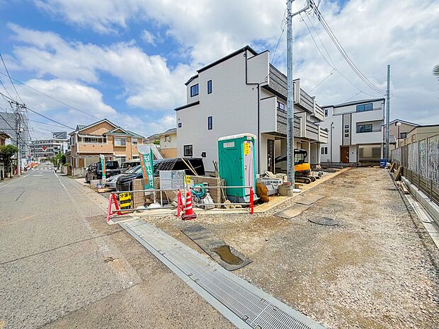 【前面道路-約5.9m-】車の通行が少ないので、静かな住環境を維持することができます。