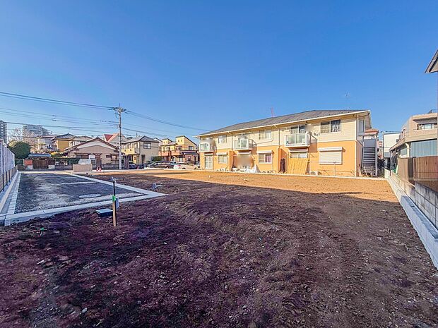 【現地外観】陽当りが良いと、洗濯物が乾きやすいですし、湿気やカビの心配も減るので快適です。寒い冬の日でも、日差しが届くと家の中が暖かくなりますね。