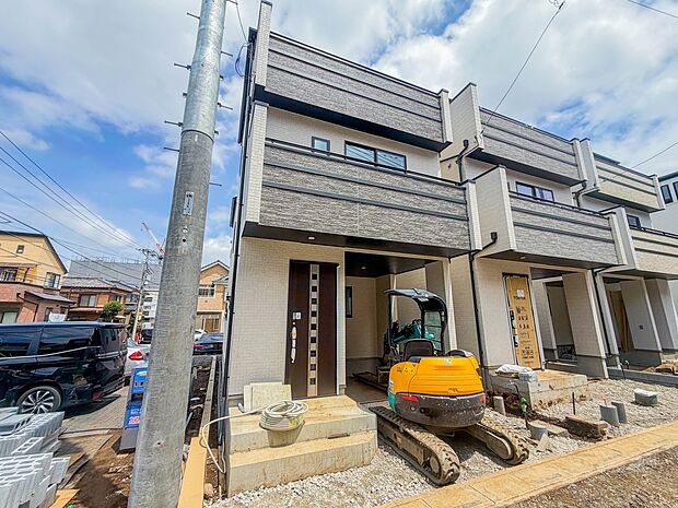 【現地外観】家族の温かさと陽光の暖かさ、楽しい毎日と明るい未来を予感させる「空間が織り成すひとつ先の住み心地」を演出します。