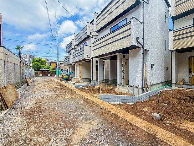 【位置指定道路-約4m-】邸宅前の位置指定道路は区画の皆様しか使用しないためお子様にも安心です。