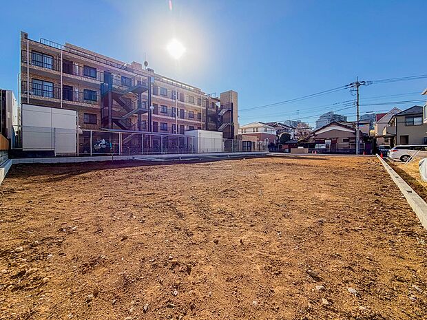 【現地外観】家族の温かさと陽光の暖かさ、楽しい毎日と明るい未来を予感させる「空間が織り成すひとつ先の住み心地」を演出します。