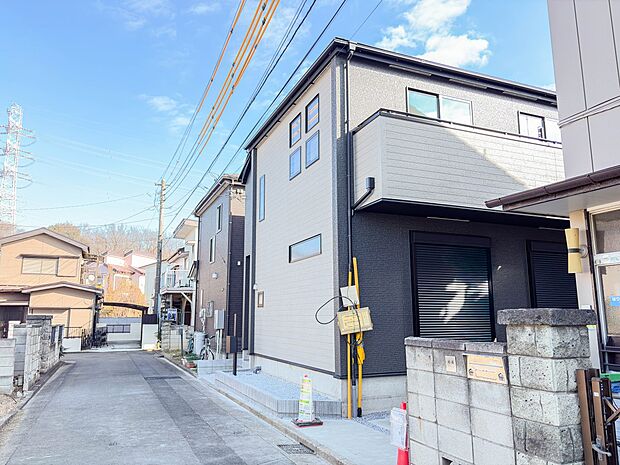 【前面道路4ｍ】車の通行が少ないので、静かな住環境を維持することができます。