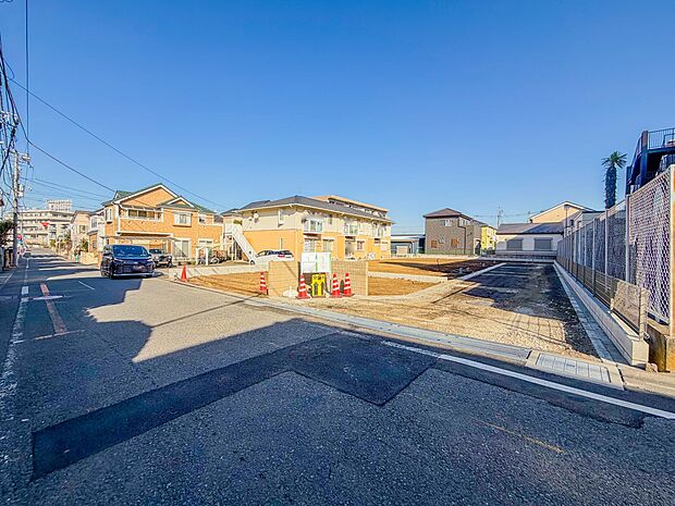 【位置指定道路-約4m-】邸宅前の位置指定道路は区画の皆様しか使用しないためお子様にも安心です。