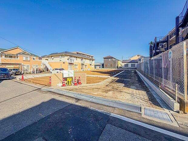 【現地外観】駅徒歩10分の立地です。現地見学と併せてモデル等のご見学も可能です。