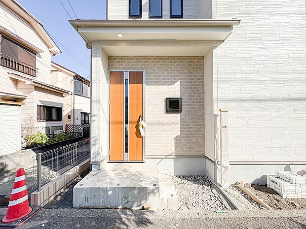 【玄関】家の顔となる玄関は、高いデザイン性が求められます。高級感と断熱性、防犯性に優れた玄関ドアを標準装備。ピッキング対策のセキュリティサムターン等、防犯に考慮しました。