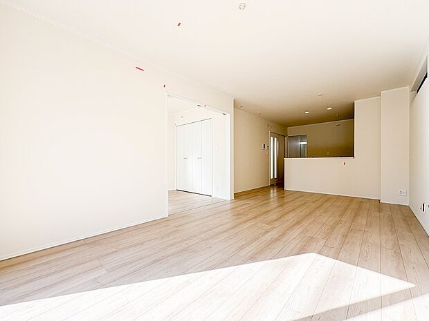 【リビング LDK17帖】 整然とした空間演出、快適な理想の暮らしの実現は家のみの拘りではなく、そこで暮らす方々にとって素敵な環境であることも挙げられると思います。四季折々の変化が奏でる鼓…