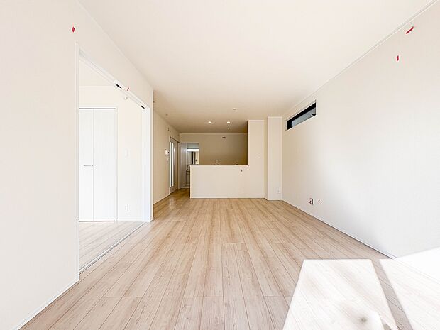 【リビング　LDK17帖】  整然とした空間演出、快適な理想の暮らしの実現は家のみの拘りではなく、そこで暮らす方々にとって素敵な環境であることも挙げられると思います。四季折々の変化が奏でる鼓…