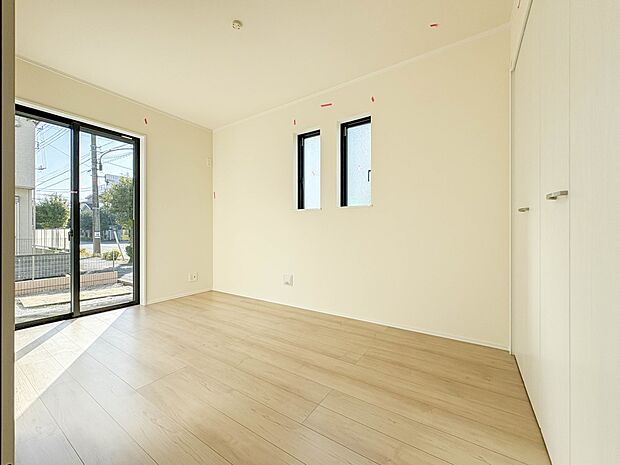 【子供部屋 4.5帖】お子様のお部屋にぴったりなクロークを備えたフローリング仕様の洋室です。