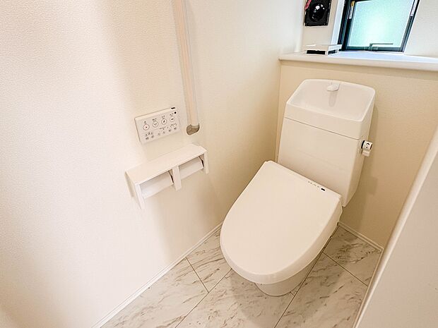 【トイレ】トイレ・ウォシュレット付。快適で衛生的な洗浄機能付温水シャワートイレです。