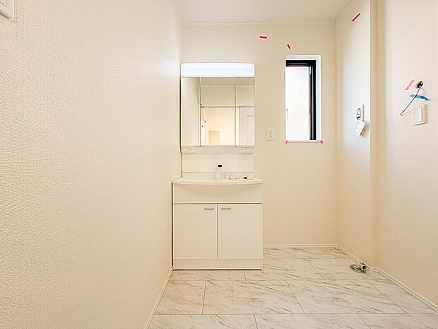 【洗面台】 十分な大きさの洗面台は、身だしなみチェックや歯磨きなど、朝の慌ただしい時間でもホテルライクなスペースで余裕とゆとりを感じて頂けます。