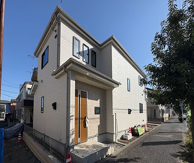 【外観】家族の温かさと陽光の暖かさ、楽しい毎日と明るい未来を予感させる「空間が織り成すひとつ先の住み心地」を演出します。