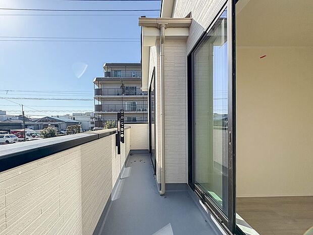 【バルコニー】  バルコニーから差し込む陽光・通風は、住環境・快適性と共に有り続ける貴重な「財産」です。