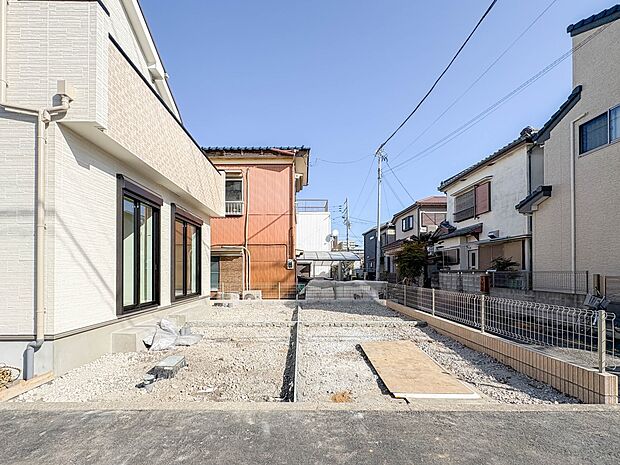 【駐車場】毎日の生活にマイカーが必須という方は、購入を検討する際、駐車場があることは大事な条件です。毎日の通勤や家族の送迎、買い物やお出かけなどクルマのある暮らしを満喫したい方は要チェック。…