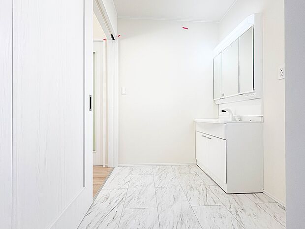 【脱衣所】洗面所は小さなプライベートスペース。歯磨き、洗顔と毎日施す個人空間。